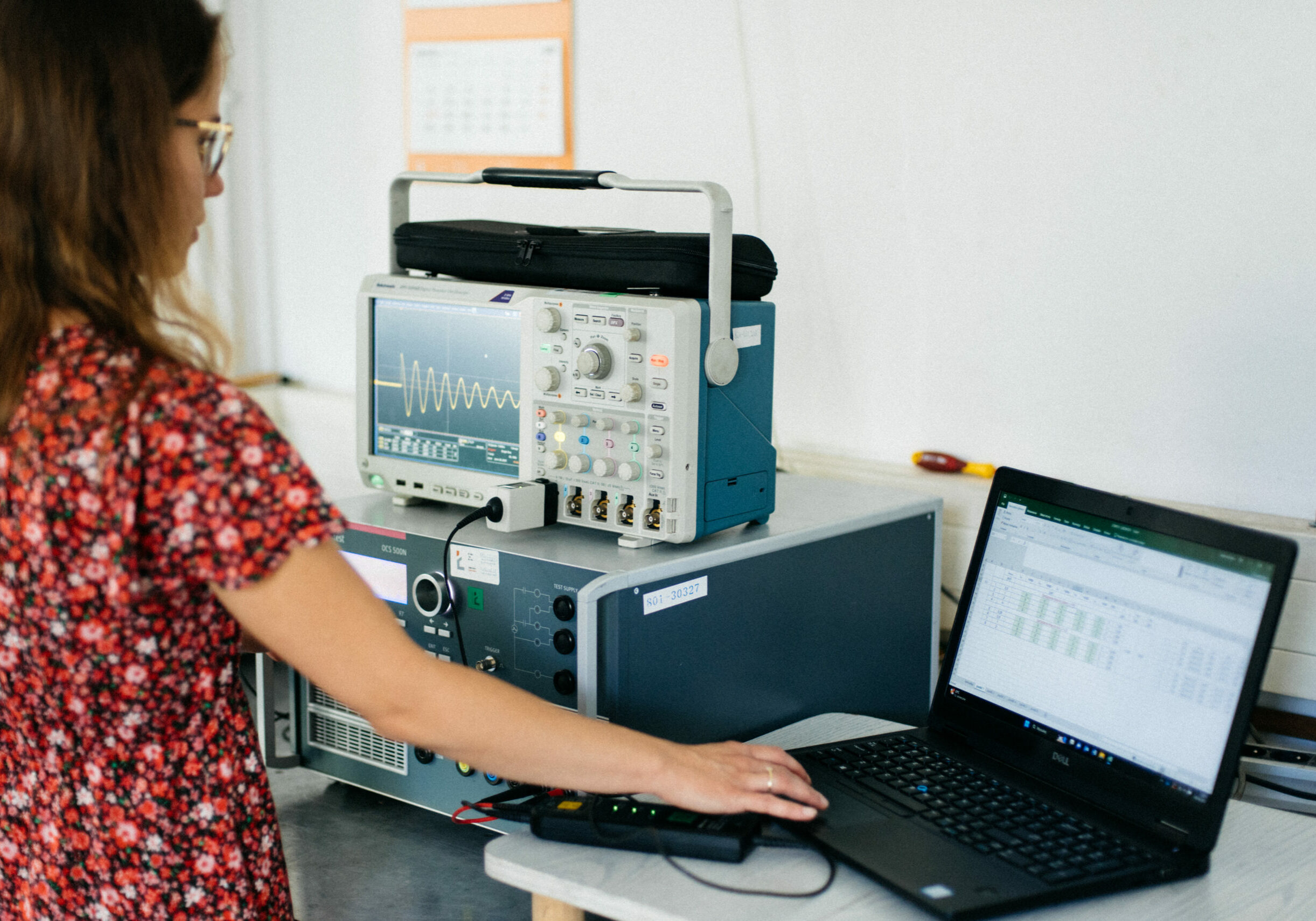 Pracownica laboratorium obsługuje aparaturę pomiarową